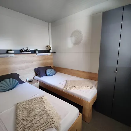 Aria Mobile Home, Oaza Mira 5 Star Camping, Dalmatia مكان تخييم *